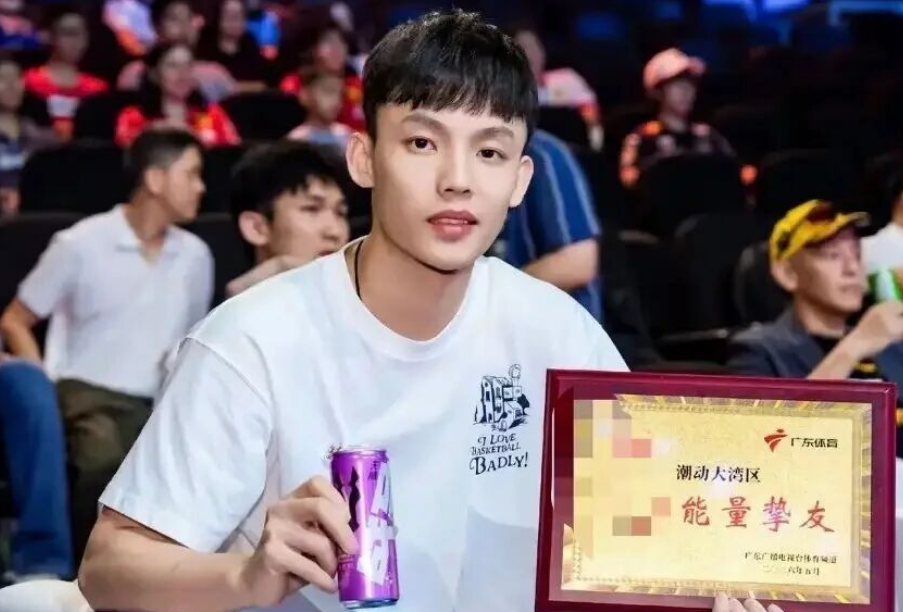 KOK体育官方入口-广东男篮最新动态！徐杰获得新身份，杜锋深夜发声，崔永熙胡明轩参加热身赛，王洪泽出国特训